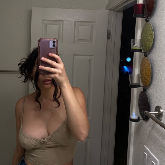Cute beige tank - Picture 2 of 7